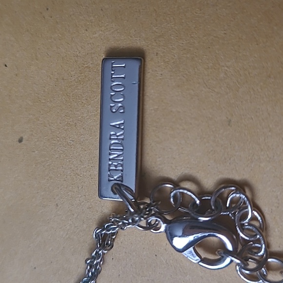 Kendra Scott Kiri black tear drop gold plated adjustable necklace good condition - Picture 2 of 12